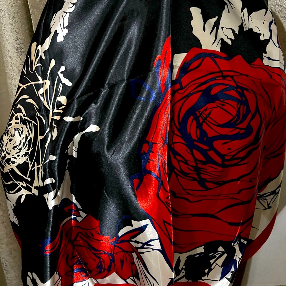 Square polyester scarf. - Picture 2 of 3